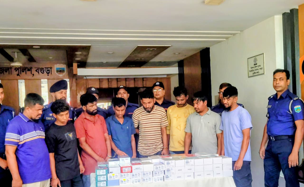 বগুড়ায় ৯৪ মোবাইল চুরি, পালানোর পথে চক্রের ৮ সদস্য গ্রেপ্তার